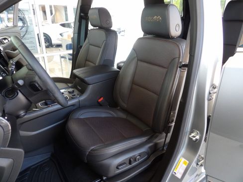 Used 2023 Chevrolet Traverse High Country image 20