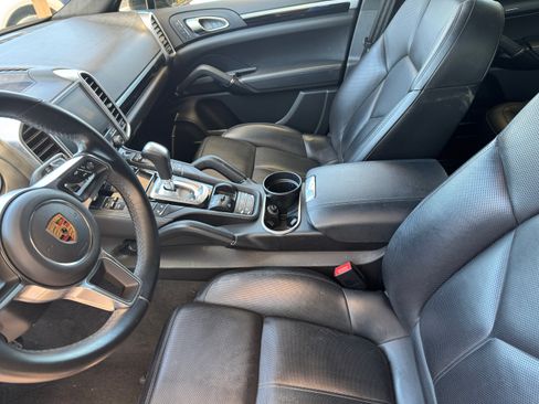 Used 2017 Porsche Cayenne AWD/4WD image 4