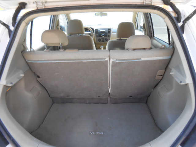 Used 2010 Nissan Versa Hatchback FWD image 5