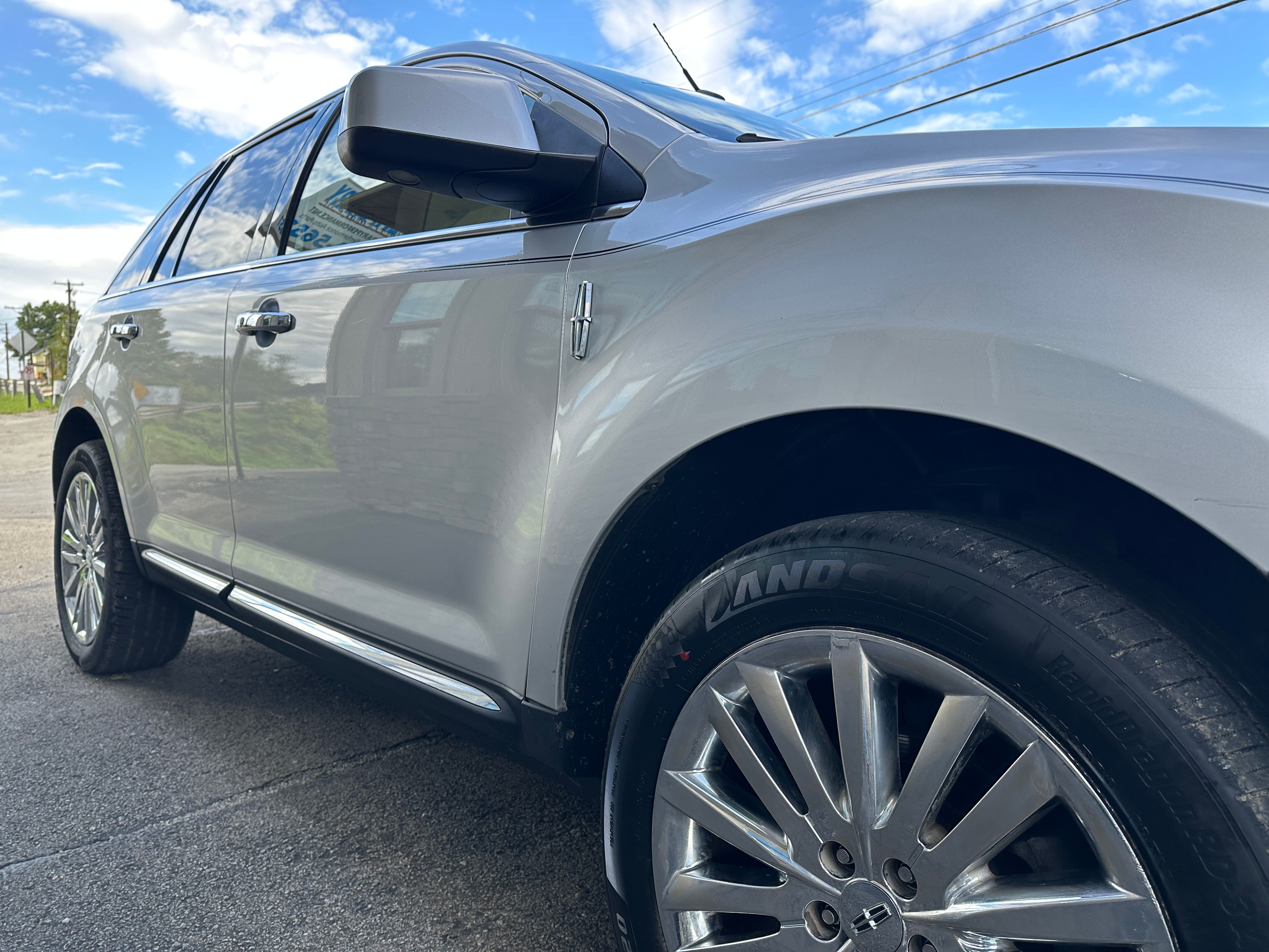 Used 2011 Lincoln MKX AWD image 10