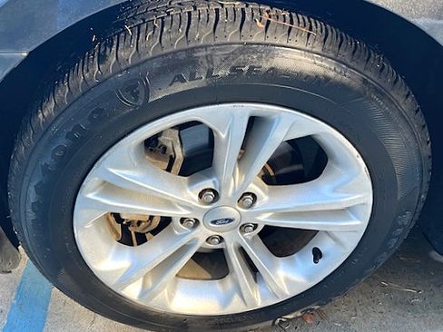 Used 2017 Ford Taurus SEL image 36