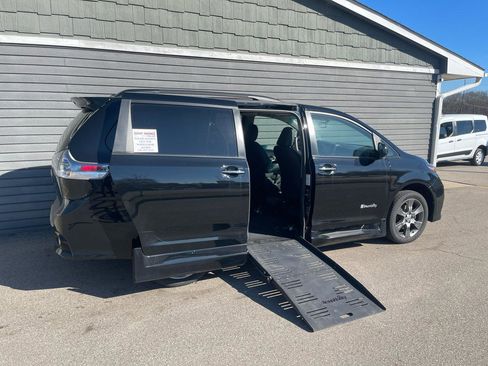 Used 2015 Toyota Sienna SE image 3