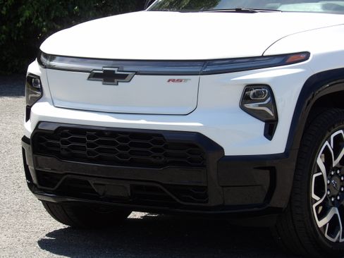 Used 2025 Chevrolet Silverado EV 4x4 Crew Cab RST image 11
