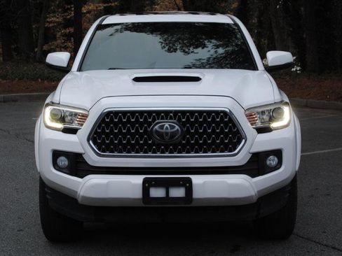 Used 2019 Toyota Tacoma TRD Sport image 3