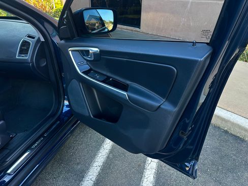 Used 2015 Volvo XC60 T5 Platinum image 18