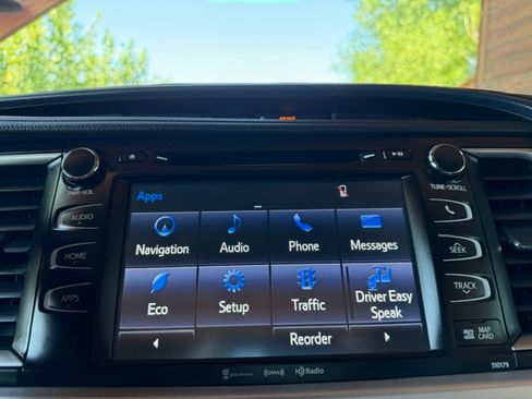Used 2017 Toyota Highlander AWD V6 image 11