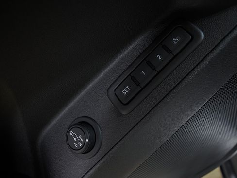 Used 2018 Chevrolet Equinox Premier image 29