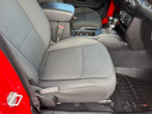 Used 2019 Jeep Wrangler 4WD Unlimited Sahara image 70