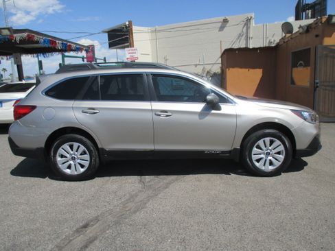 Used 2019 Subaru Outback 2.5i Premium Wagon 4D AWD/4WD image 2