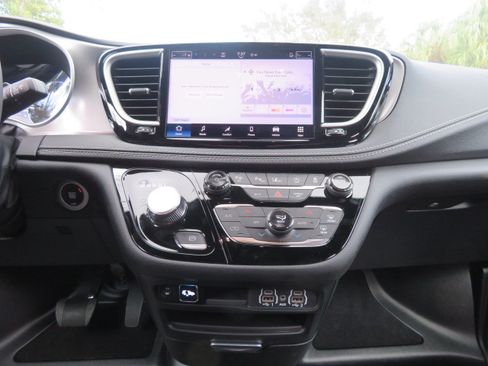 Used 2025 Chrysler Pacifica Select image 32