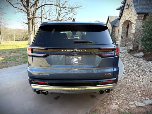 Used 2025 GMC Acadia Denali image 2