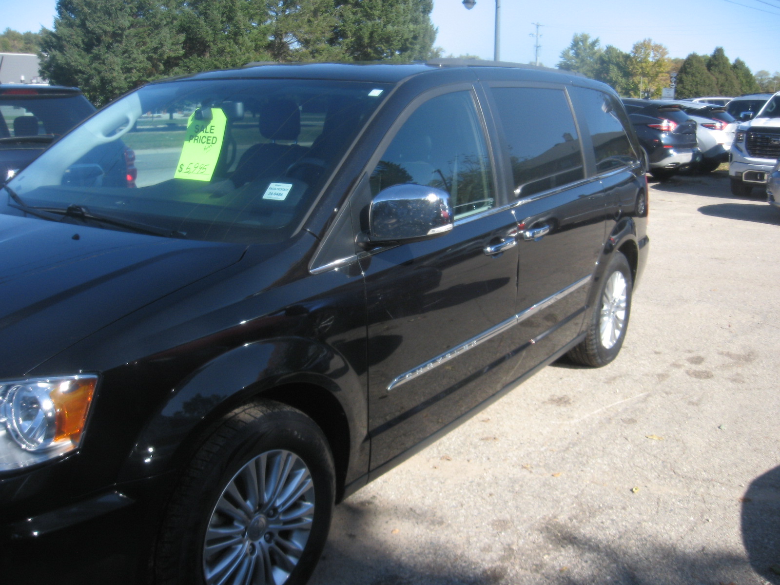 Used 2015 Chrysler Town & Country Touring-L FWD image 1