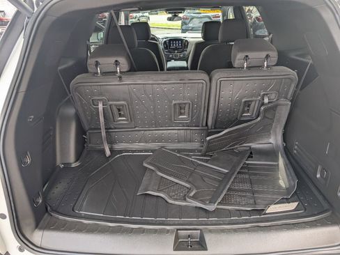 Used 2023 Chevrolet Traverse LT FWD image 17