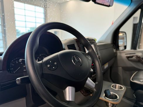 Used 2015 Mercedes-Benz Sprinter 4500 image 39