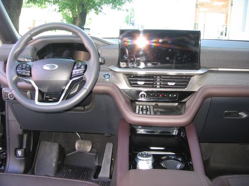 Used 2025 Ford Explorer 4WD Platinum image 10