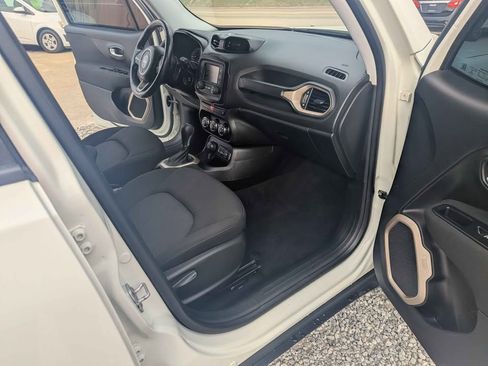 Used 2017 Jeep Renegade Latitude image 7