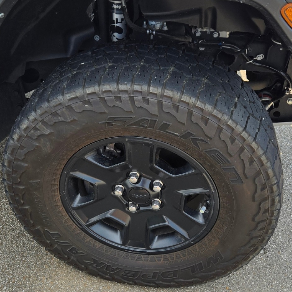 Used 2023 Jeep Gladiator Mojave AWD/4WD image 25