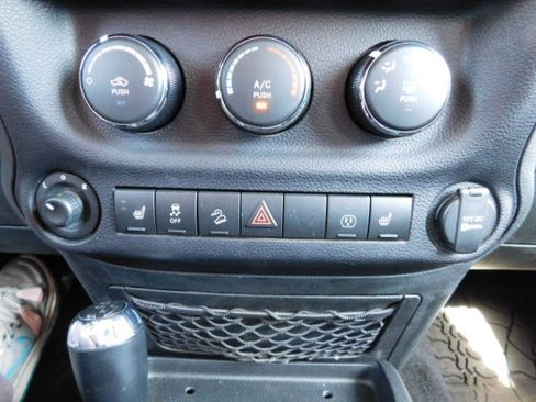 Used 2018 Jeep Wrangler Unlimited Sahara AWD/4WD image 15