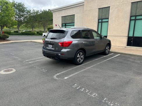 Used 2017 Nissan Pathfinder SV image 5