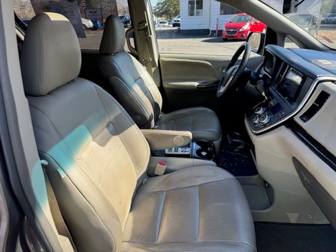 Used 2017 Toyota Sienna XLE Premium image 13