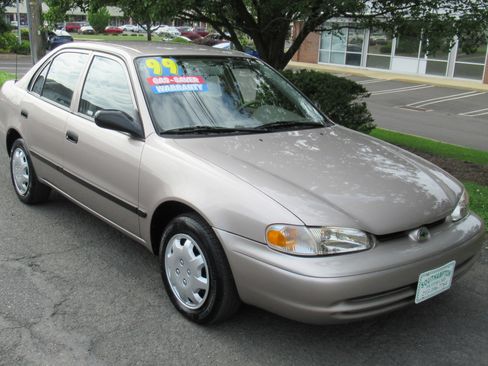 Used 1999 Chevrolet Prizm FWD image 1