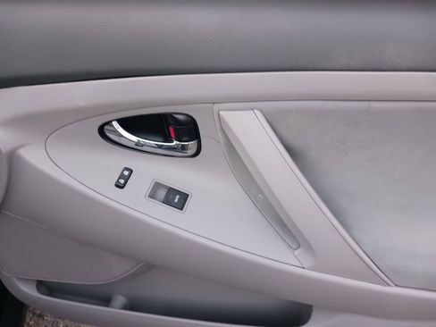 Used 2011 Toyota Camry LE image 11