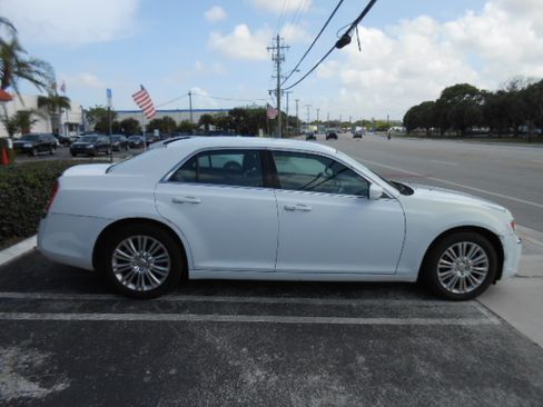 Used 2014 Chrysler 300 AWD image 6