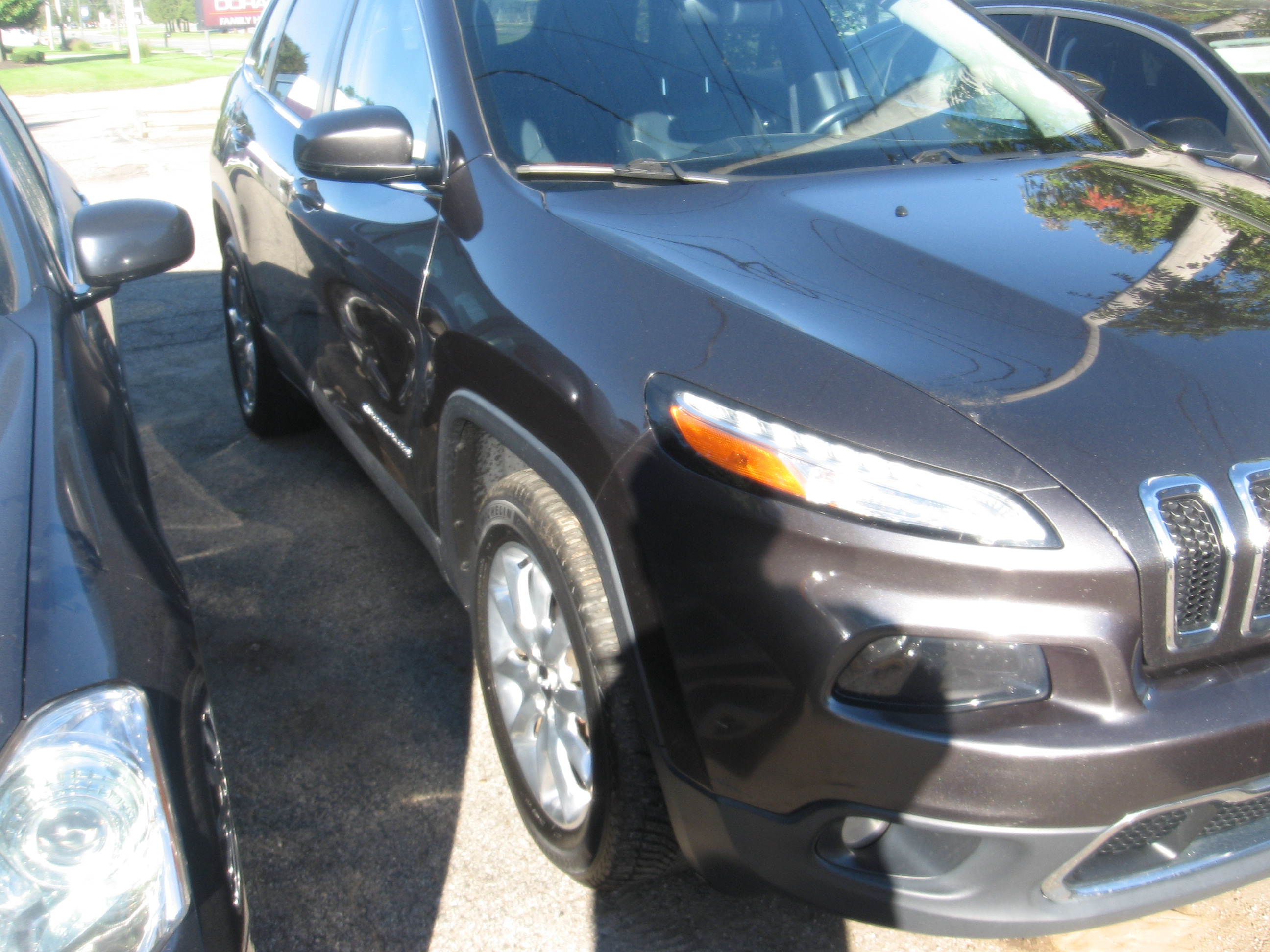 Used 2016 Jeep Cherokee 4WD Limited image 3