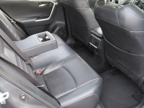 Used 2019 Toyota RAV4 Limited image 19
