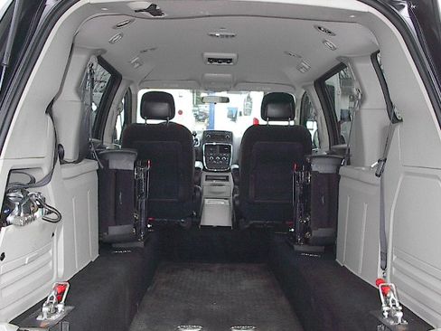 Used 2016 Dodge Grand Caravan SE image 18