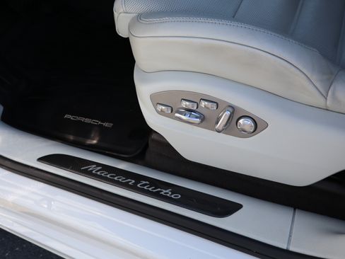Used 2018 Porsche Macan Turbo AWD/4WD image 18
