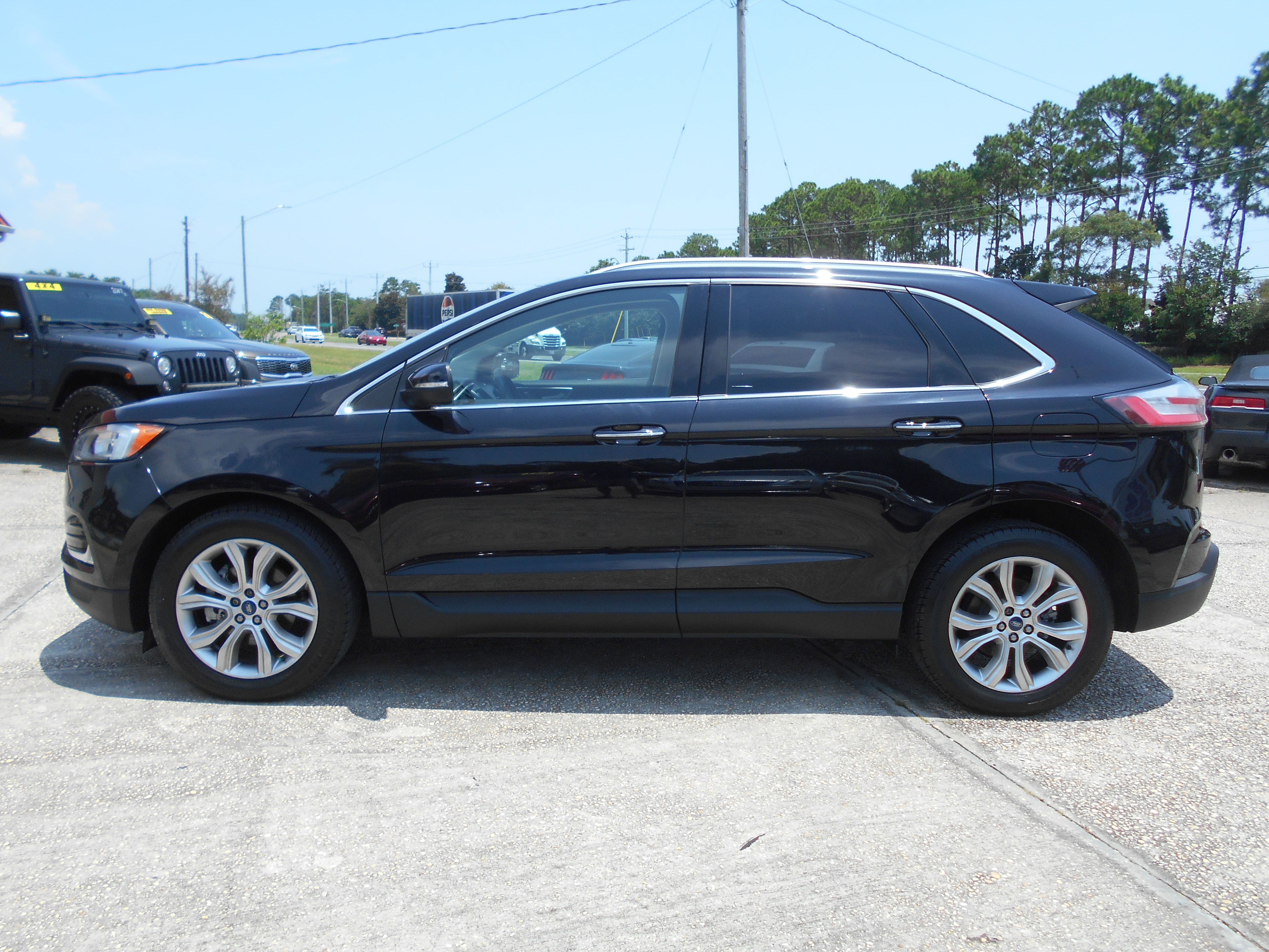 Used 2019 Ford Edge Titanium FWD image 4