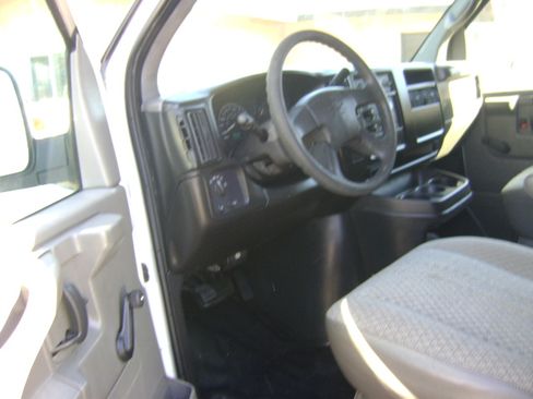 Used 2005 Chevrolet Express 3500 image 8