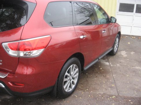 Used 2014 Nissan Pathfinder SV image 3