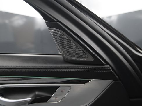 Used 2019 BMW 750i xDrive w/ Executive Package image 31