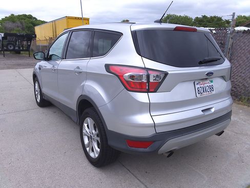 Used 2017 Ford Escape SE FWD image 3