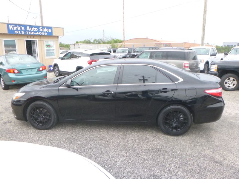 Used 2016 Toyota Camry SE image 1