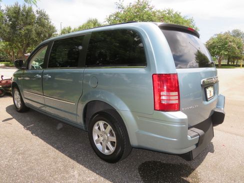 Used 2010 Chrysler Town & Country Touring FWD image 14