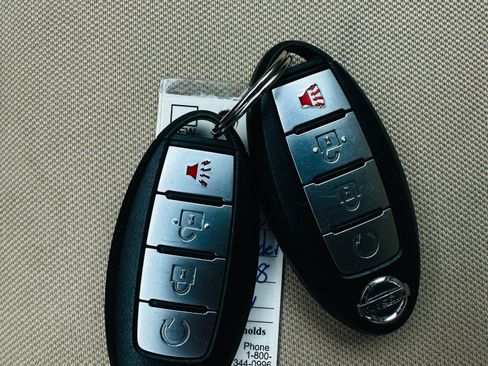 Used 2017 Nissan Pathfinder SV image 40