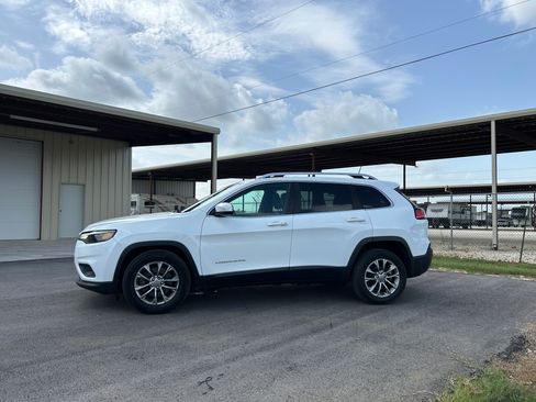 Used 2019 Jeep Cherokee FWD Latitude Plus image 2