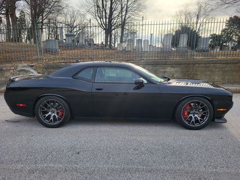 Used 2015 Dodge Challenger SRT image 3