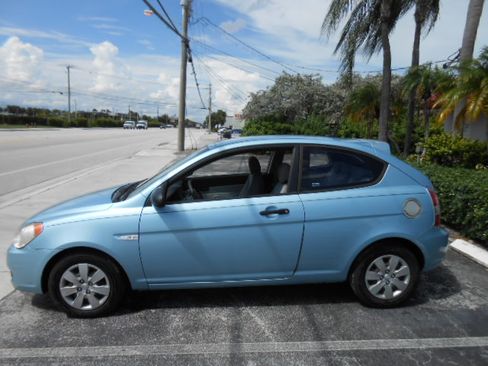 Used 2009 Hyundai Accent GS Hatchback FWD image 2