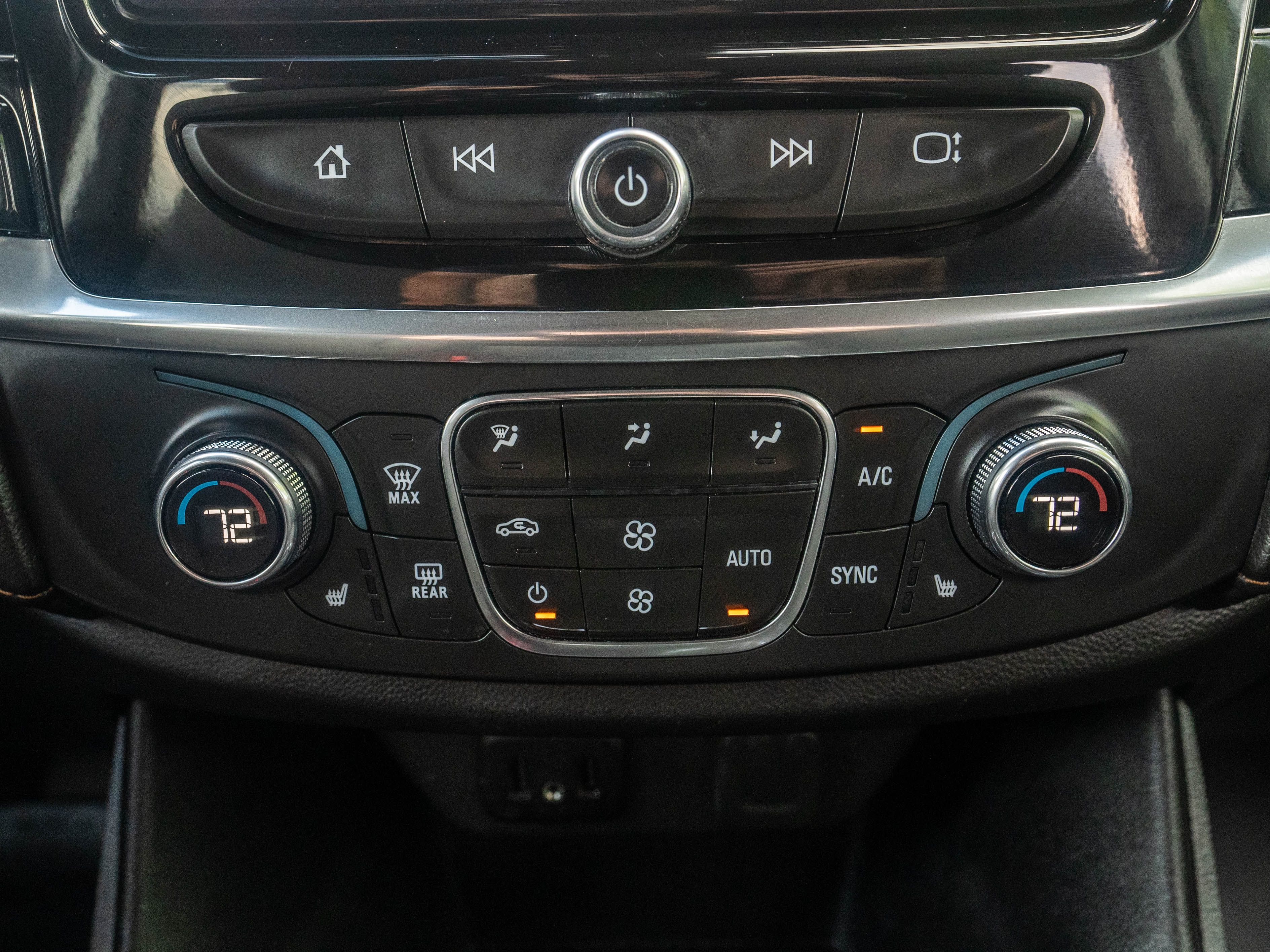 Used 2021 Chevrolet Traverse AWD LT image 35
