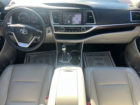 Used 2016 Toyota Highlander Limited image 3