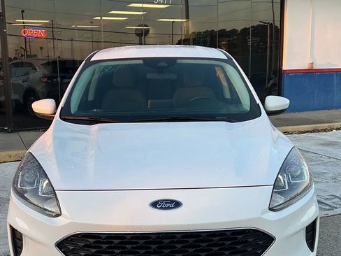Used 2021 Ford Escape SE image 2