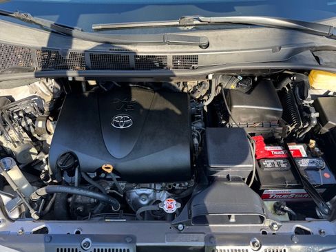 Used 2017 Toyota Sienna XLE Premium image 19