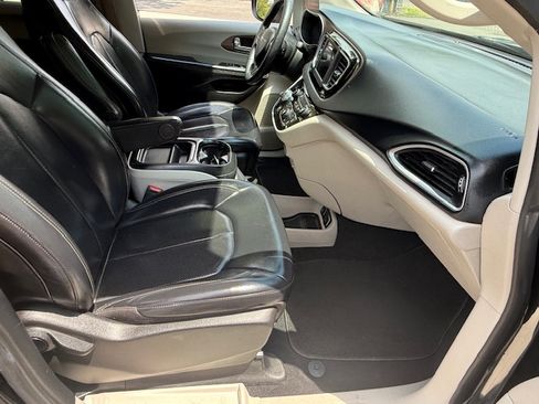 Used 2020 Chrysler Voyager LXi image 13
