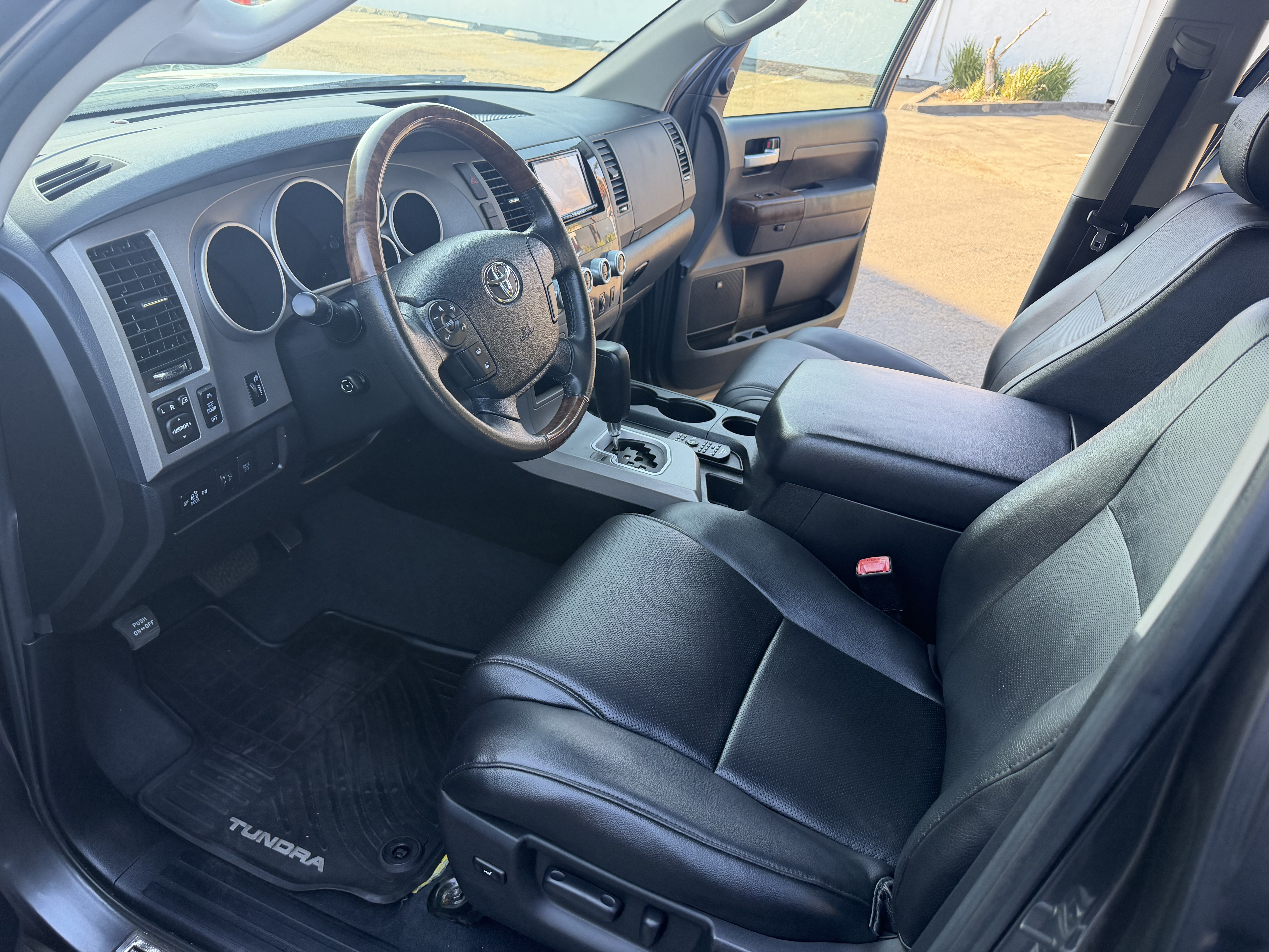 Used 2013 Toyota Tundra 4x4 CrewMax Platinum image 17