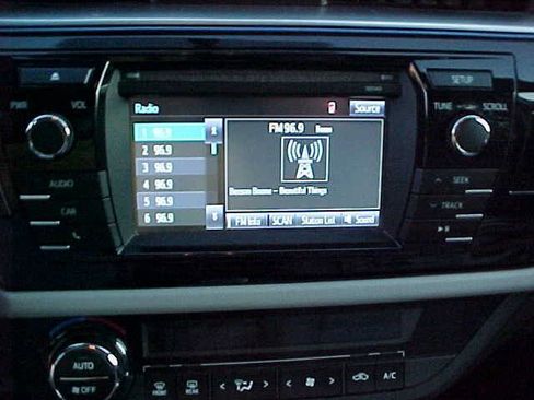 Used 2014 Toyota Corolla LE image 25