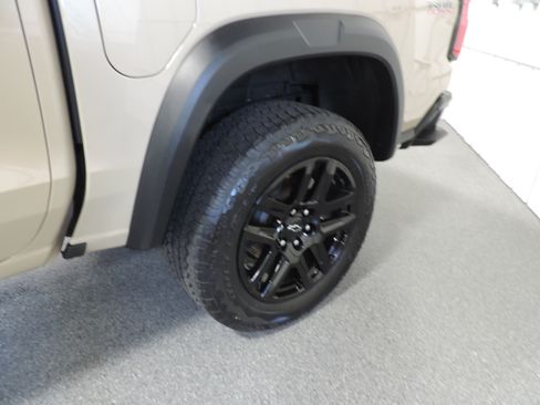 Used 2023 Chevrolet Colorado Trail Boss image 18